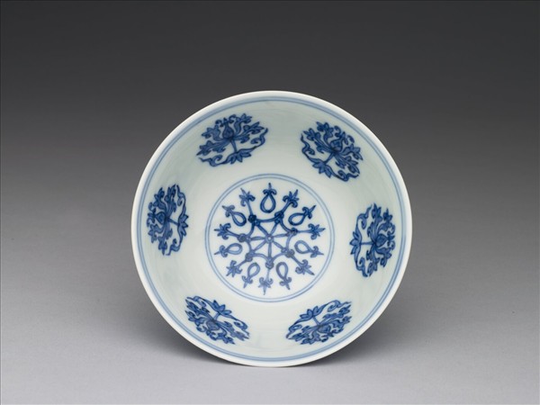 青花轉枝寶蓮紋碗