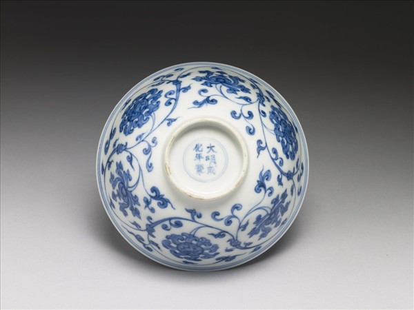 青花轉枝寶蓮紋碗