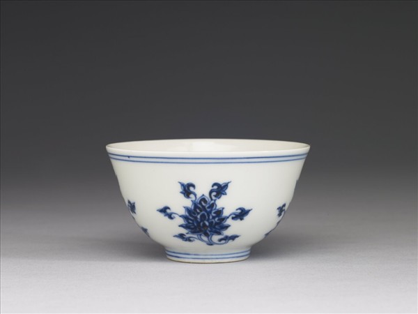 青花折枝番蓮紋杯