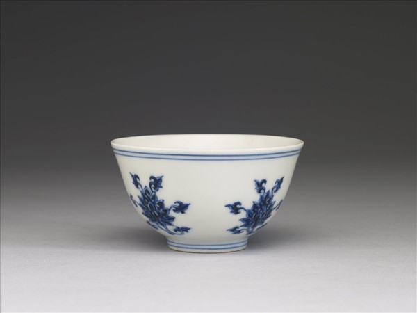 青花折枝番蓮紋杯