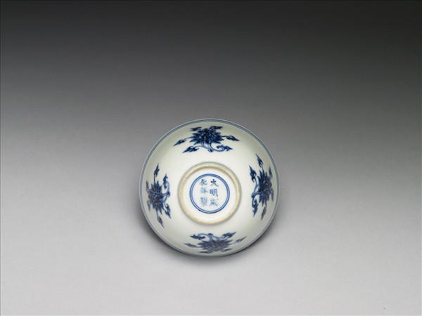 青花折枝番蓮紋杯