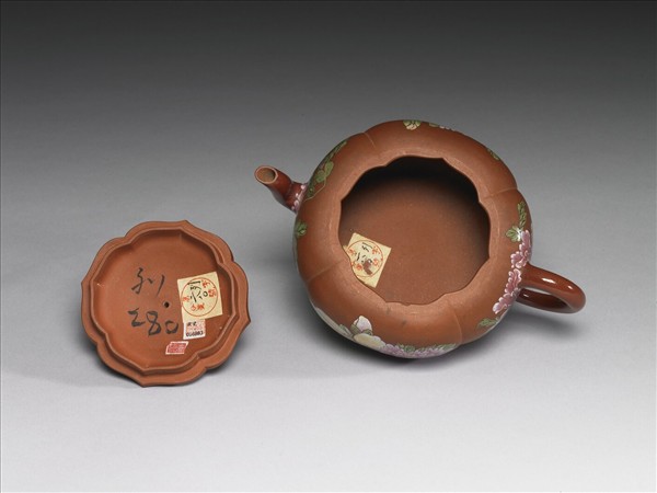 宜興胎畫琺瑯海棠式茶壺