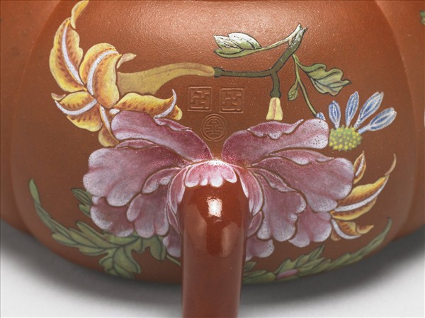 宜興胎畫琺瑯海棠式茶壺