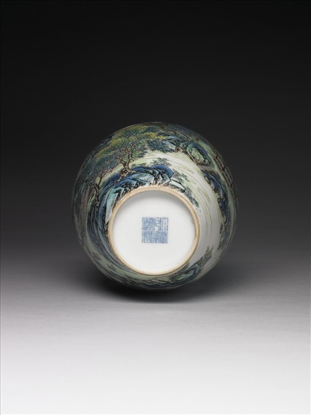 洋彩山水人物觀音瓶