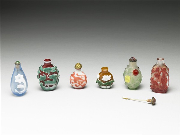 白套紅玻璃螭紋鼻煙壺