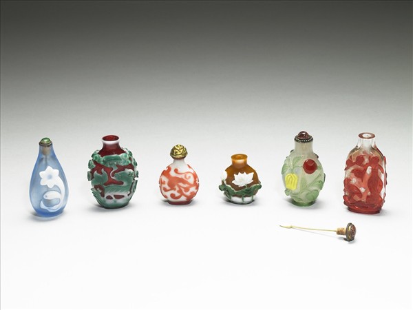 白套紅玻璃螭紋鼻煙壺