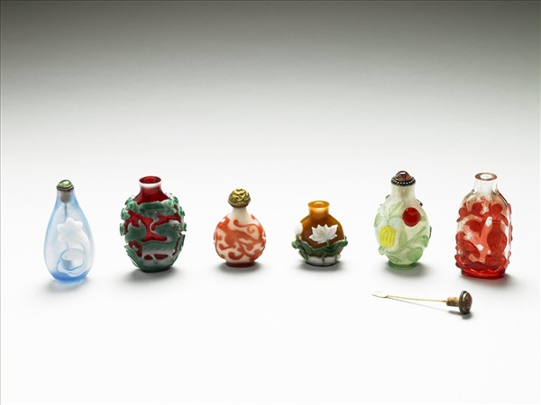 深黃色套雙色玻璃荷花鼻煙壺