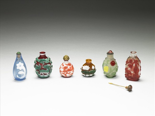 深黃色套雙色玻璃荷花鼻煙壺