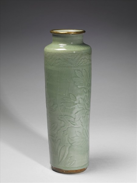 龍泉窯 青瓷劃花花卉紋直筒瓶
