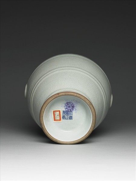 青瓷獸面銜環瓶