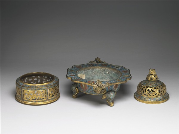 掐絲琺瑯三足盆