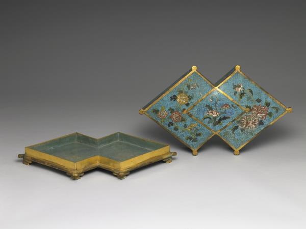 掐絲琺瑯方勝盒