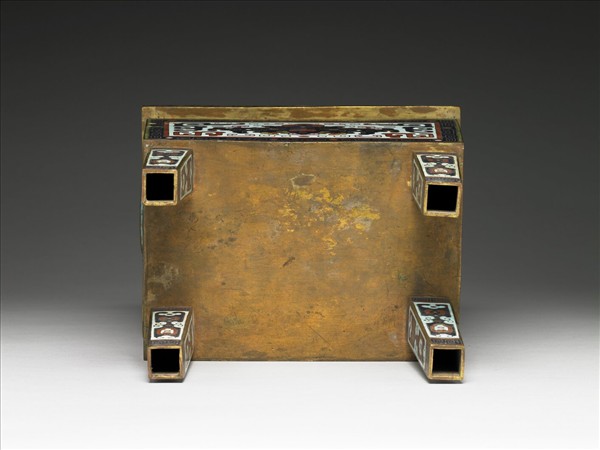 掐絲琺瑯四足鼎