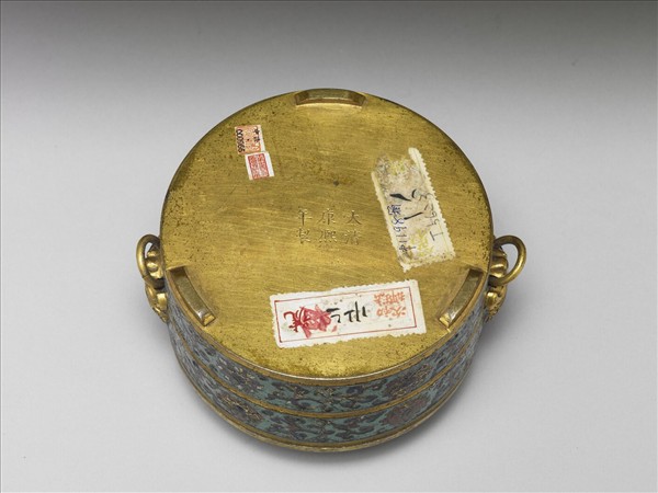 掐絲琺瑯番蓮紋盒