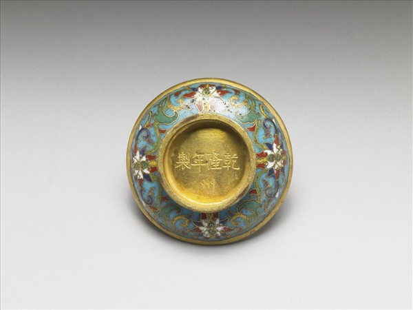 掐絲琺瑯番蓮紋盒