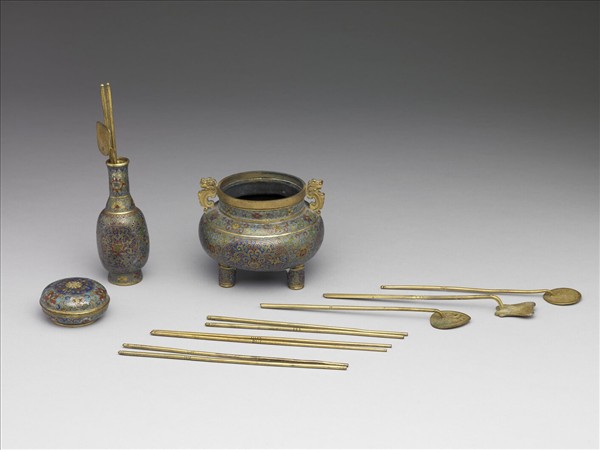 掐絲琺瑯番蓮紋爐