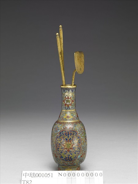 掐絲琺瑯番蓮紋瓶