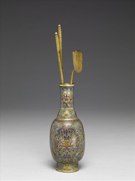 掐絲琺瑯番蓮紋瓶
