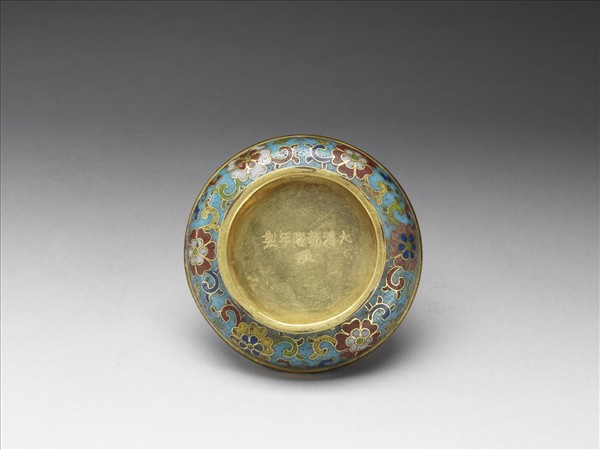 掐絲琺瑯番蓮紋盒