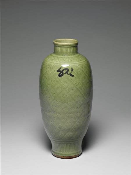 龍泉窯 青瓷劃花渦捲紋橄欖瓶