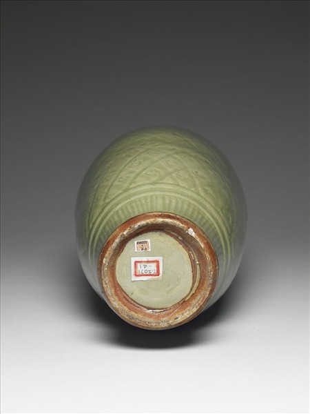 龍泉窯 青瓷劃花渦捲紋橄欖瓶