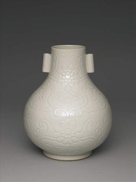 白瓷花卉紋貫耳壺