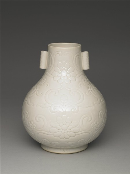 白瓷花卉紋貫耳壺