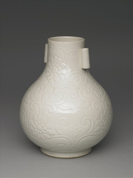 白瓷花卉紋貫耳壺