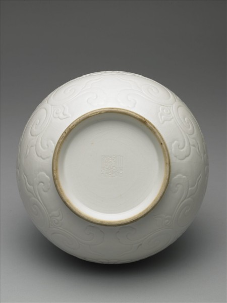 白瓷花卉紋貫耳壺