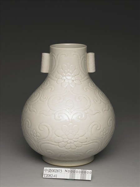 白瓷花卉紋貫耳壺