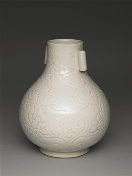 白瓷花卉紋貫耳壺