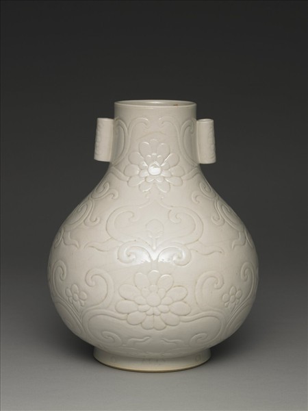 白瓷花卉紋貫耳壺