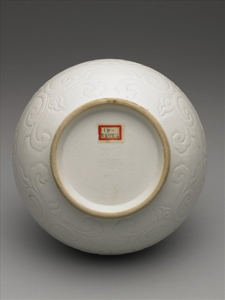 白瓷花卉紋貫耳壺