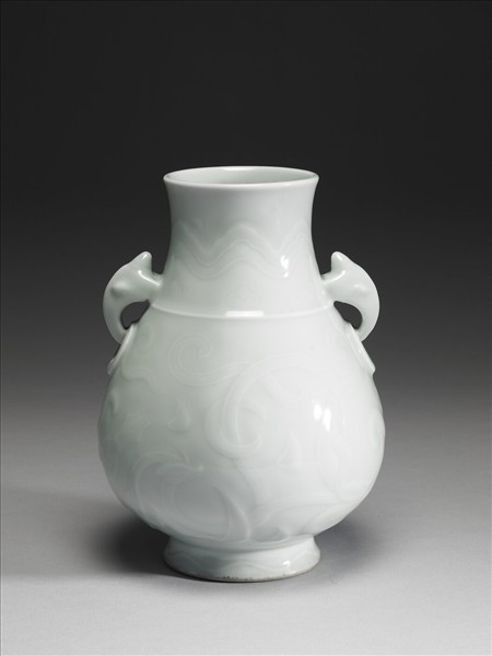 青瓷獸耳暗環瓶