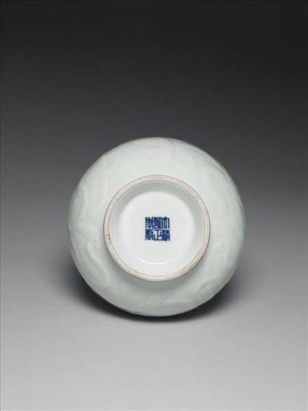 青瓷獸耳暗環瓶