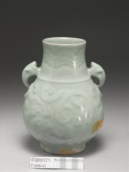 青瓷獸耳暗環瓶