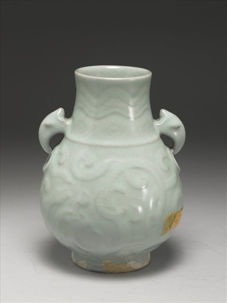 青瓷獸耳暗環瓶