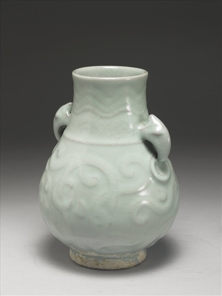 青瓷獸耳暗環瓶