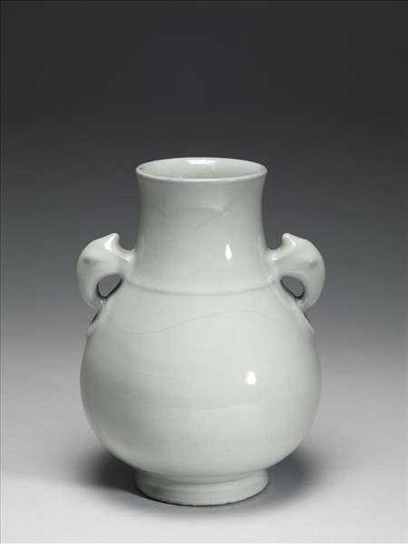 青瓷獸耳暗環瓶