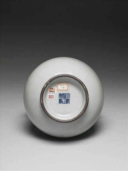 青瓷獸耳暗環瓶