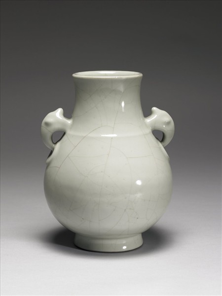 青瓷獸耳暗環瓶