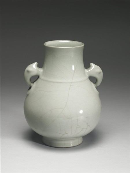 青瓷獸耳暗環瓶