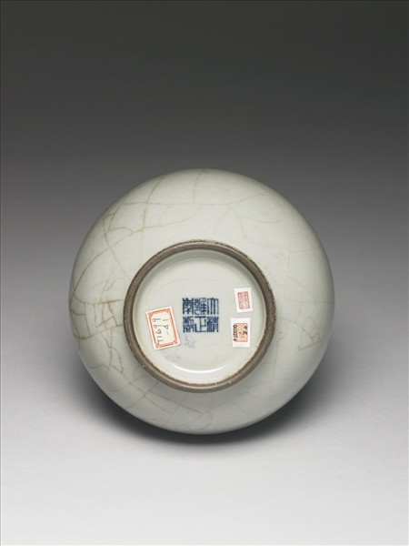 青瓷獸耳暗環瓶