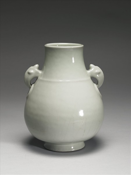 青瓷獸耳暗環瓶