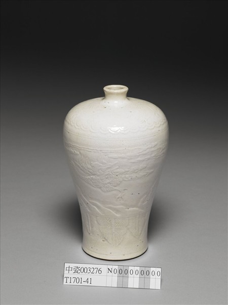 白瓷雲龍紋梅瓶