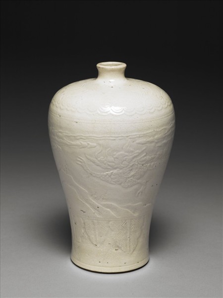 白瓷雲龍紋梅瓶