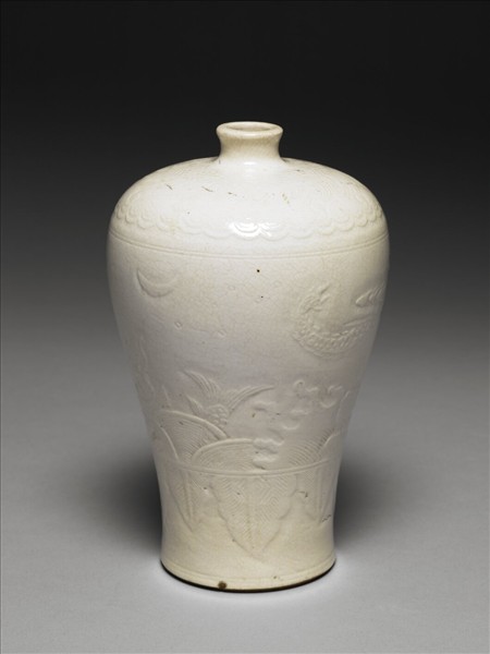 白瓷雲龍紋梅瓶