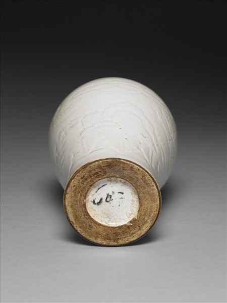 白瓷雲龍紋梅瓶