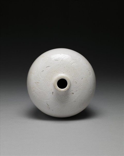 白瓷雲龍紋梅瓶