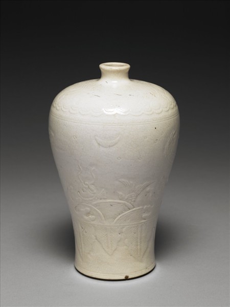 白瓷雲龍紋梅瓶